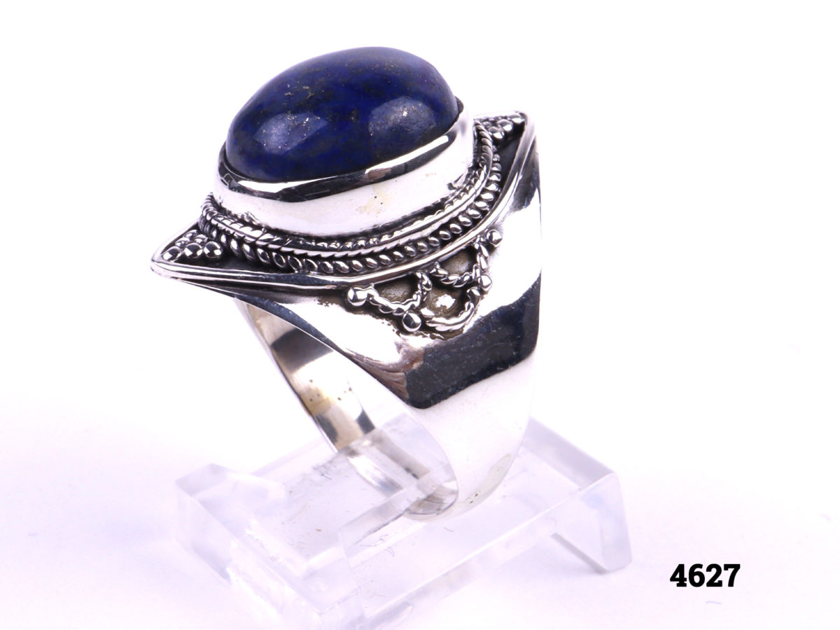 Chunky sterling silver lapis lazuli ring Size R½/9¾ Image of side view of ring showing shoulders