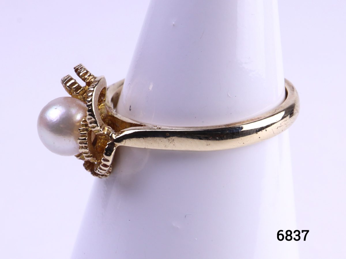 9ct gold ring with pearl Fully hallmarked 375 for 9 carat gold c1969 London assayed Makers stamp HB Size N / 6.5 Weight 2.5g Photo of side view of ring on display stand