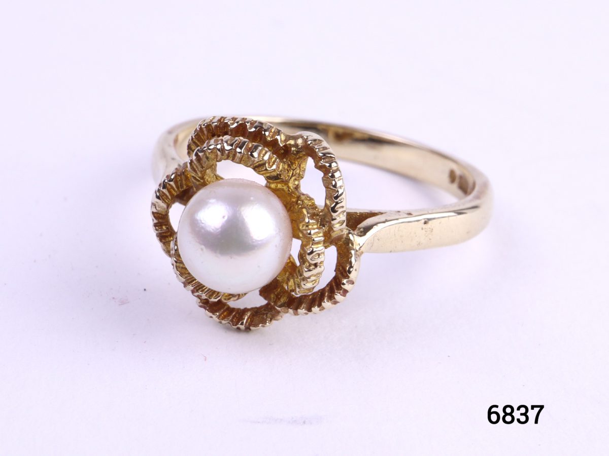9ct gold ring with pearl Fully hallmarked 375 for 9 carat gold c1969 London assayed Makers stamp HB Size N / 6.5 Weight 2.5g Photo of ring on flat surface showing front