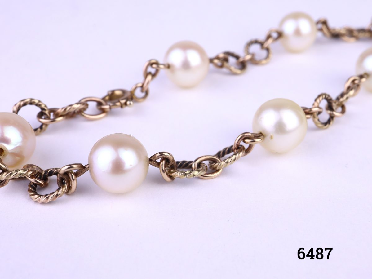 Vintage 9ct gold bracelet with pearls. Bracelet measures 185mm in length and weighs 6.8g Pearl width 6mm Close up photo of some of the pearls and chain