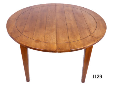 Extendable round oak table with 2 drop in leafs to extend from seating 4 to 10/12 people Unextended measurement 1190mm in diameter. Drop leaf measures 495mm by 1190mm x 2 Main photo of table in circular form without extensions