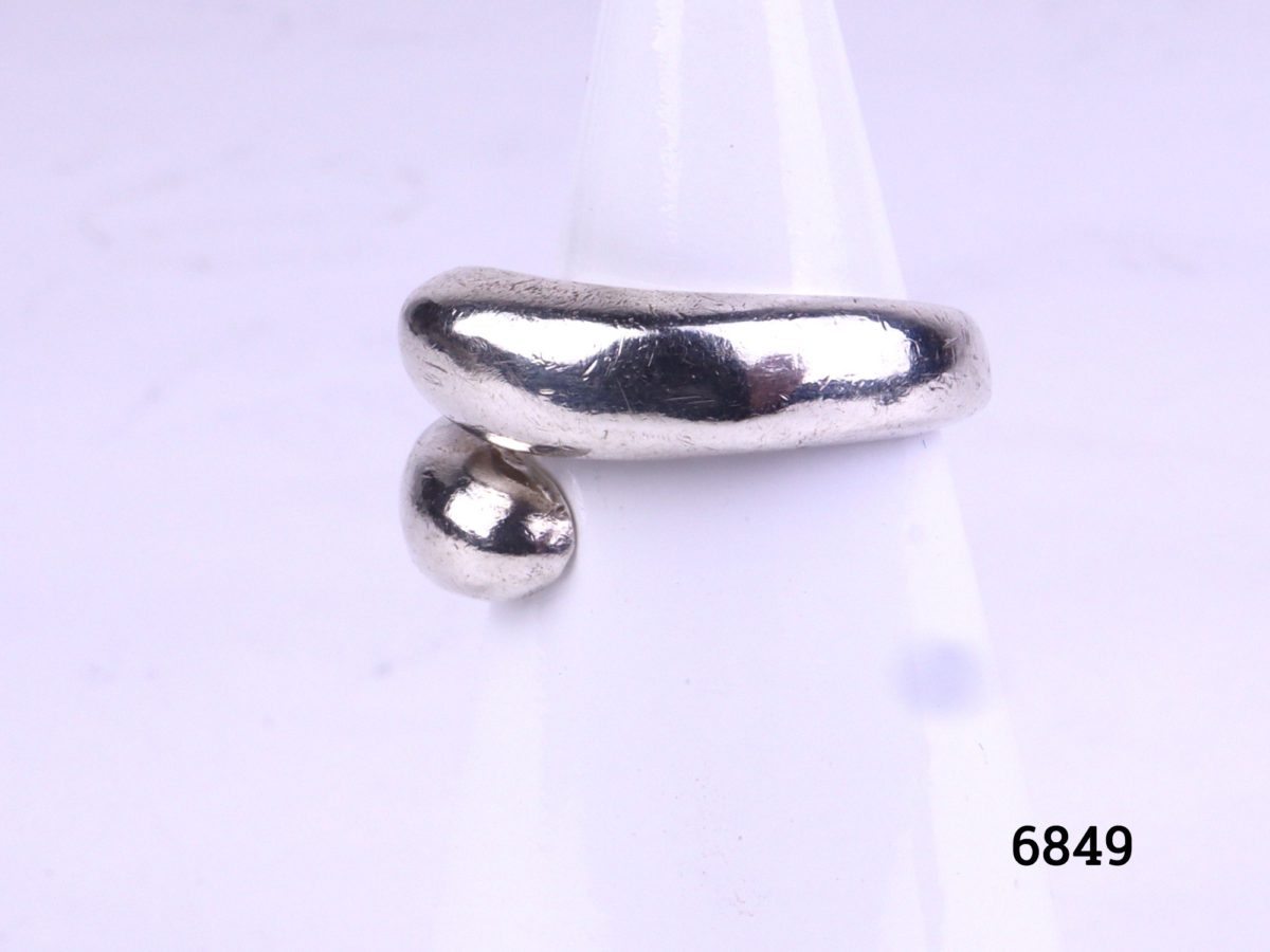 Mexican sterling silver ring Hallmarked 925 for sterling silver & MEX Size O / 7 (Some scratch marks to back) Photo showing ring from the side on a display stand