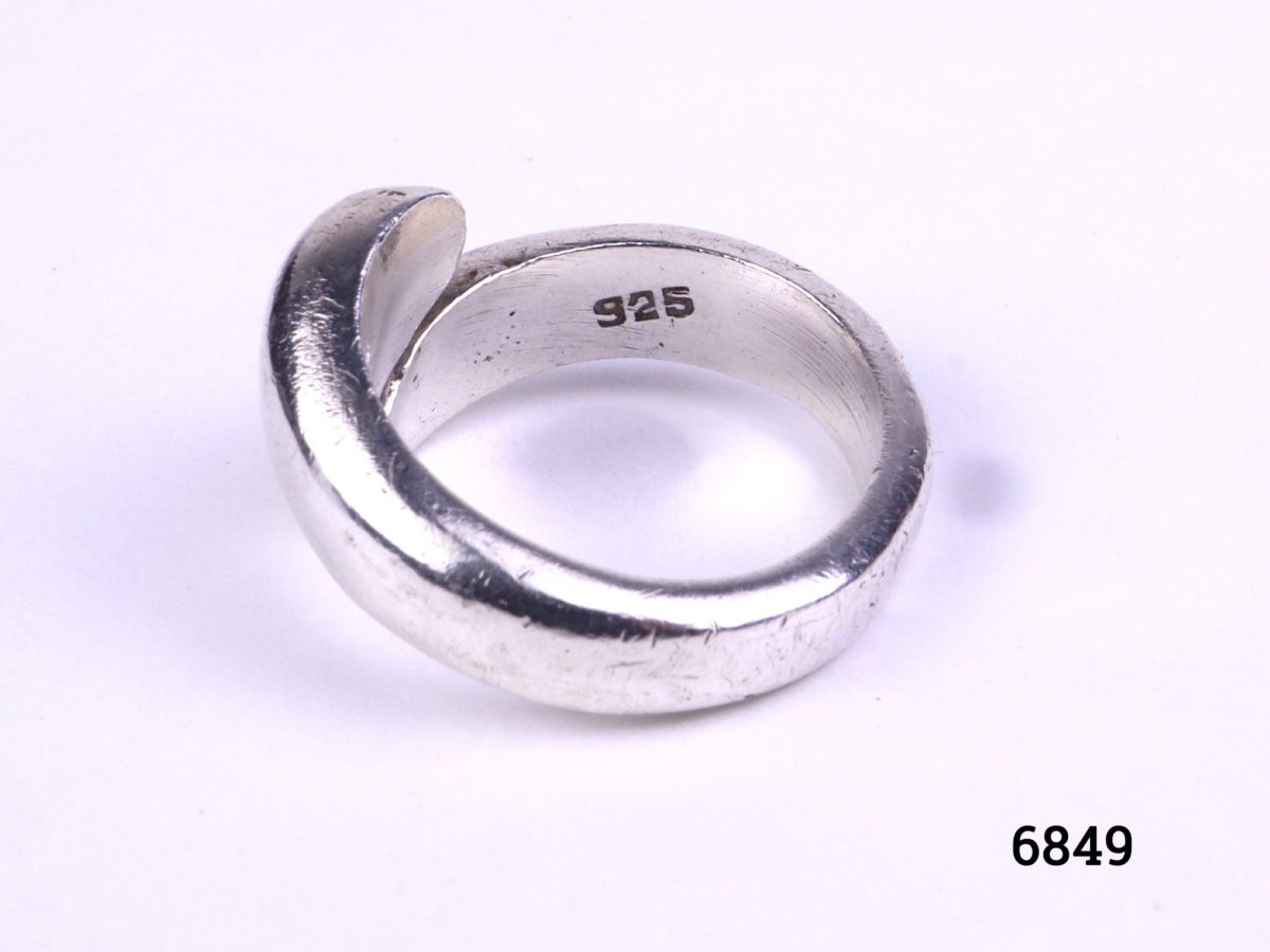 Mexican sterling silver ring Hallmarked 925 for sterling silver & MEX Size O / 7 (Some scratch marks to back). Photo of hallmark