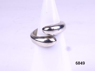 Mexican sterling silver ring Hallmarked 925 for sterling silver & MEX Size O / 7 (Some scratch marks to back) Main photo showing ring from the front displayed on a stand