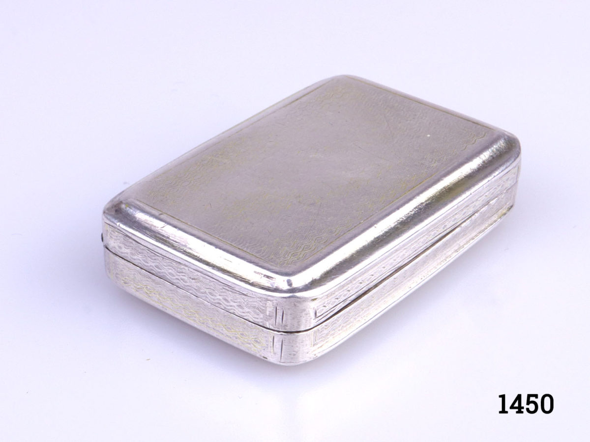c1810 George III solid sterling silver vinaigrette with gilt interior. Birmingham assayed by John Shaw (1803-1825) Close up photo of closed vinaigrette showing base
