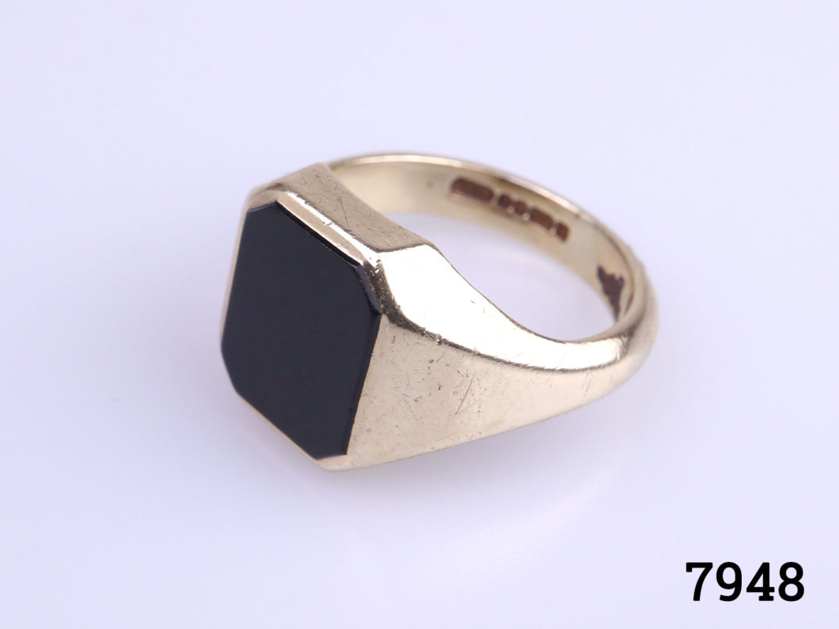 c1978 Sheffield assayed 9karat gold and onyx signet ring. Fully hallmarked. Size Q / 8 Photo of ring on flat surface shown from a slight side angle