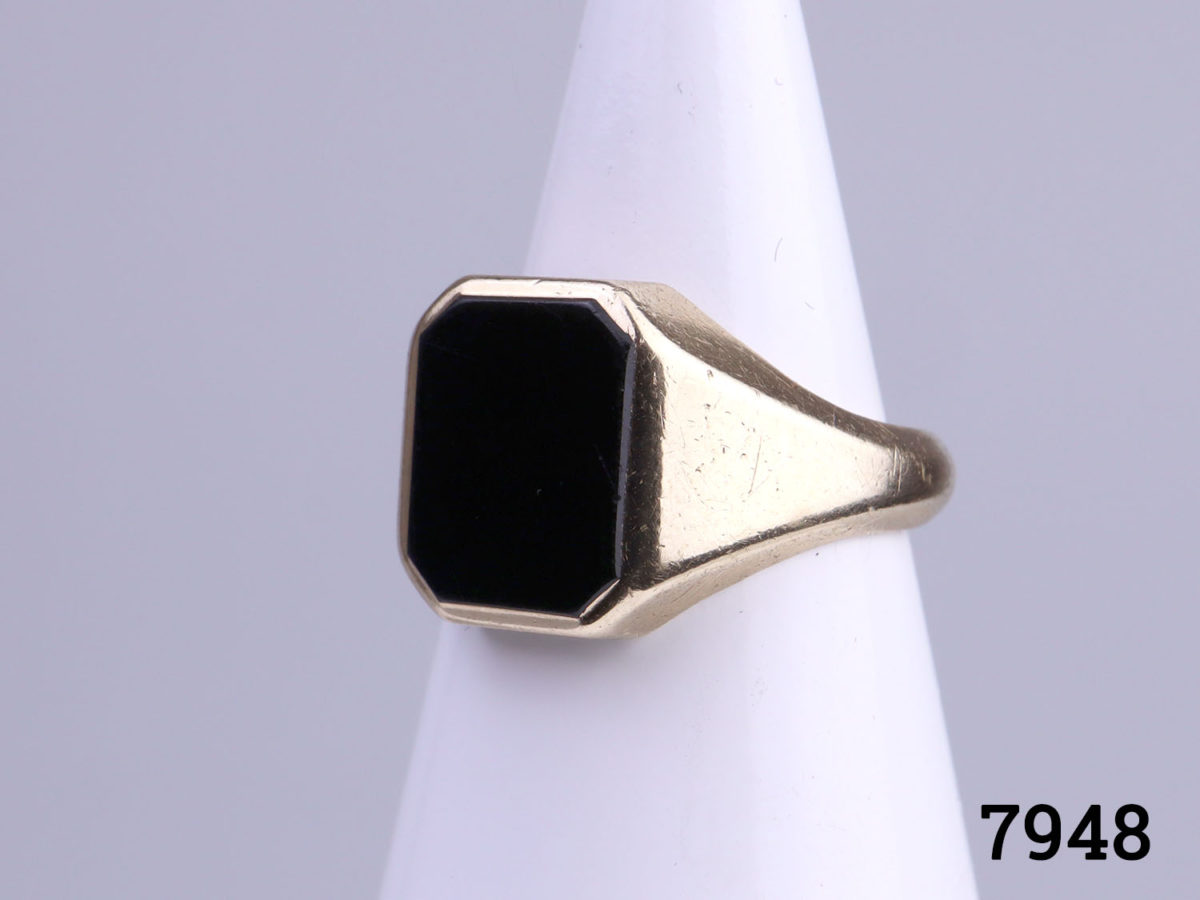 c1978 Sheffield assayed 9karat gold and onyx signet ring. Fully hallmarked. Size Q / 8 Side angle photo of ring on display stand