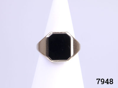 c1978 Sheffield assayed 9karat gold and onyx signet ring. Fully hallmarked. Size Q / 8 Main photo showing ring front (Ring displayed on stand)