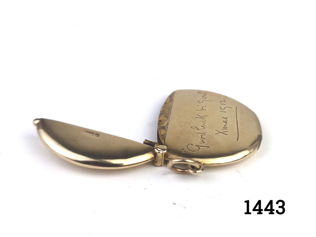 Rare early George V 9 karat gold circular vesta case. Hallmarked Birmingham 1912 9ct 375 by William Neale LTD. Inscribed 'Good luck bi-girl Xmas 1912' Measures 42mm in diameter