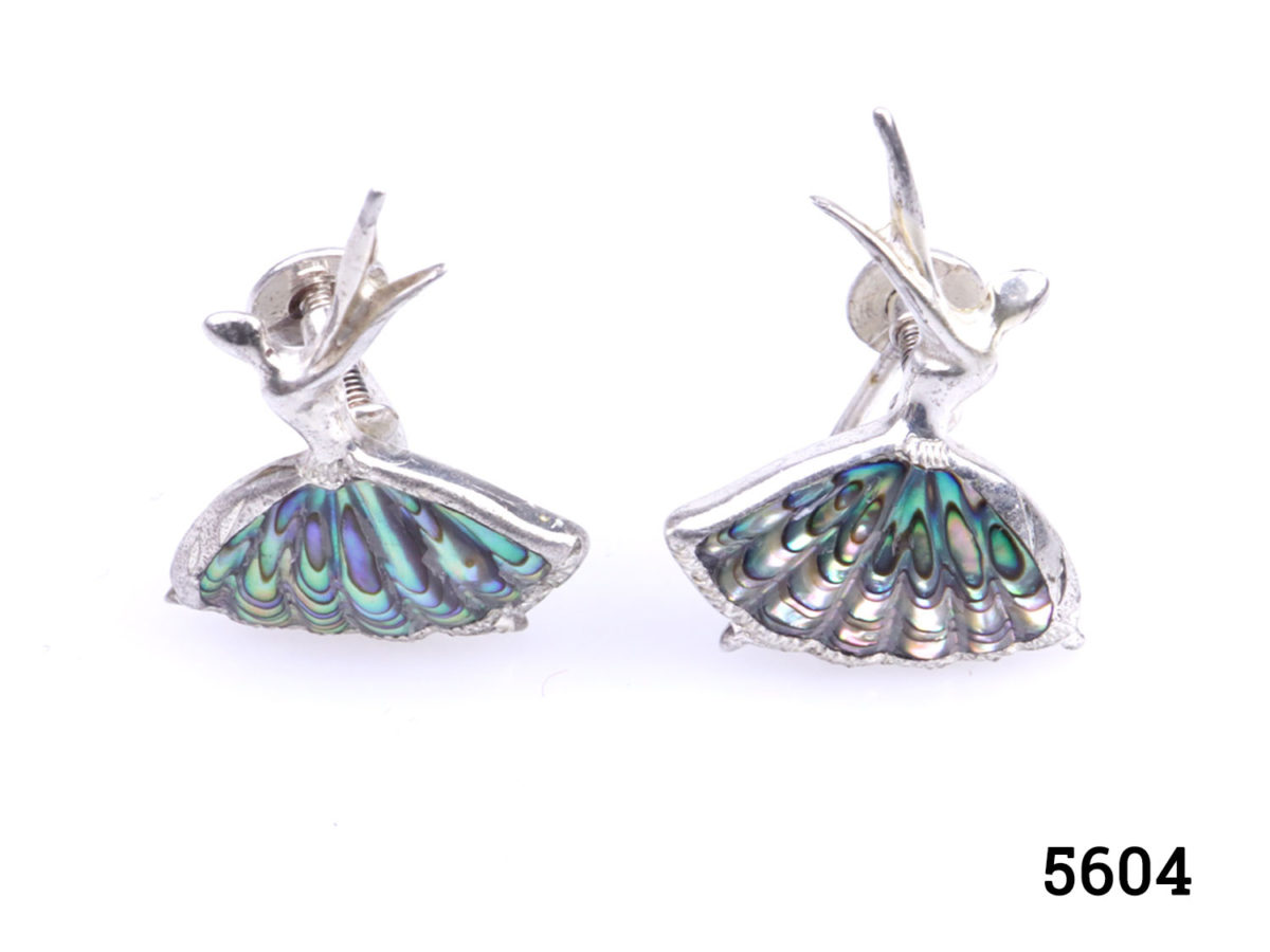 Vintage sterling silver and abalone paua shell ballerina set. Consisting of brooch and pair of screw-back earrings for non-pierced ears. (Back of one earring slightly bent) Made by Ataahua of New Zealand. Brooch measures 45mm at longest point, 35mm at widest and weighs 7.6g Earrings measure 25mm at longest point, 20mm at widest and weigh 4.3g Photo of the earrings only shown side by side