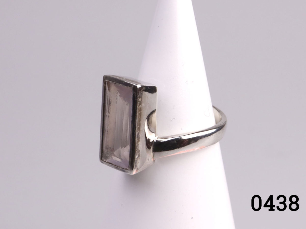 Vintage 925 sterling silver ring with rectangle cut polished rose quartz. Size P / 7.5 Photo of ring on a display stand seen from an off side angle