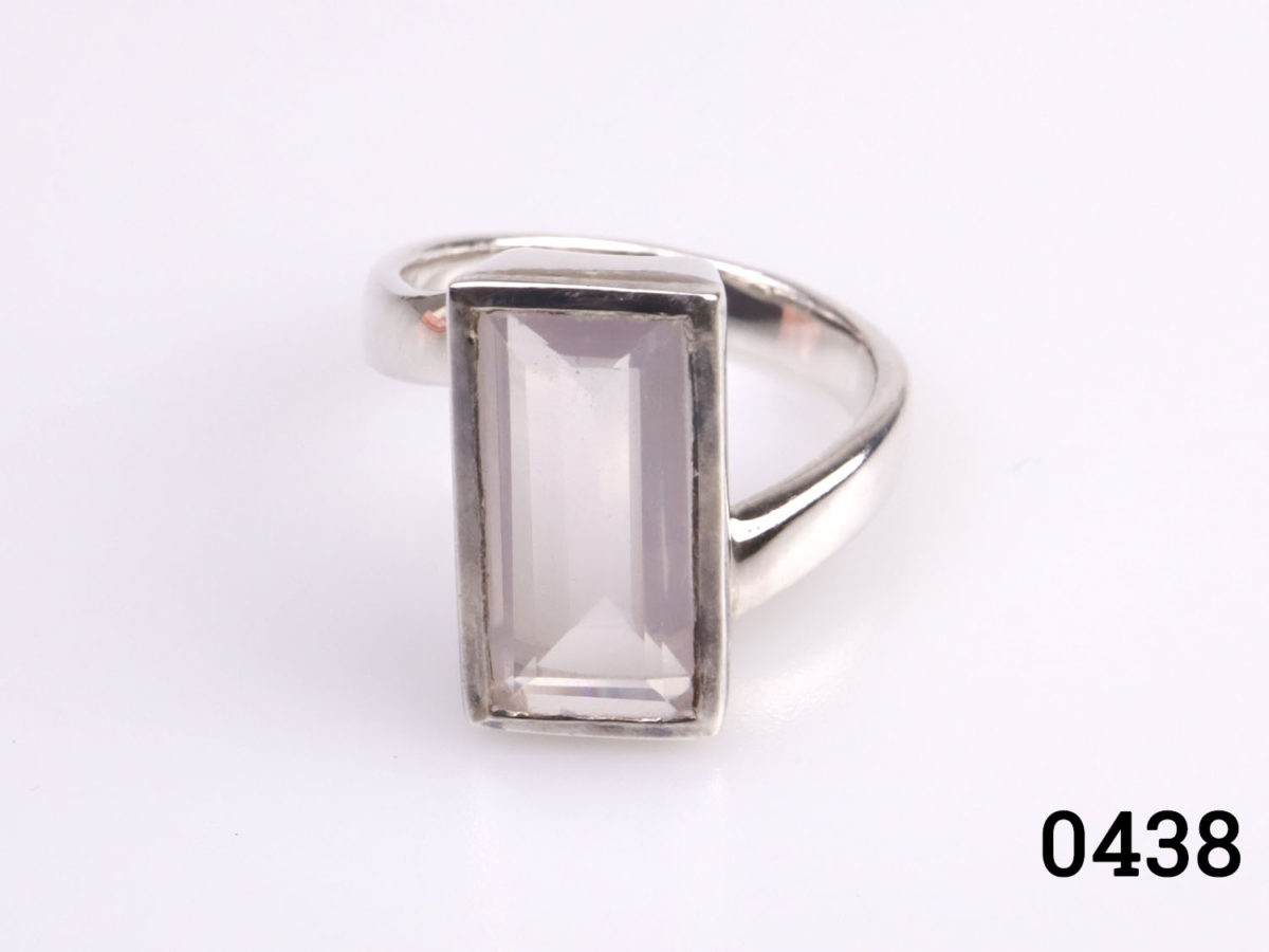Vintage 925 sterling silver ring with rectangle cut polished rose quartz. Size P / 7.5 Main photo of ring on a flat surface seen from the front