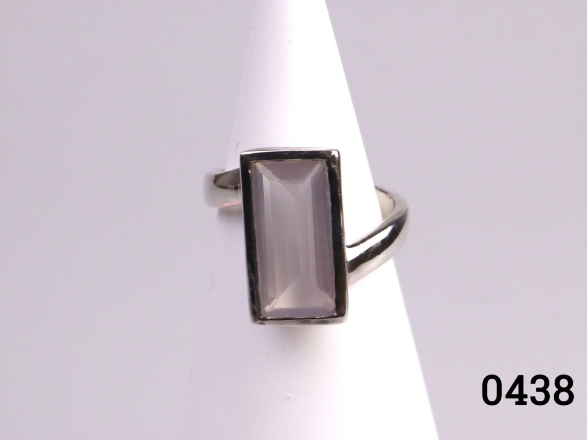 Vintage 925 sterling silver ring with rectangle cut polished rose quartz. Size P / 7.5 Photo of ring displayed on a stand showing ring front