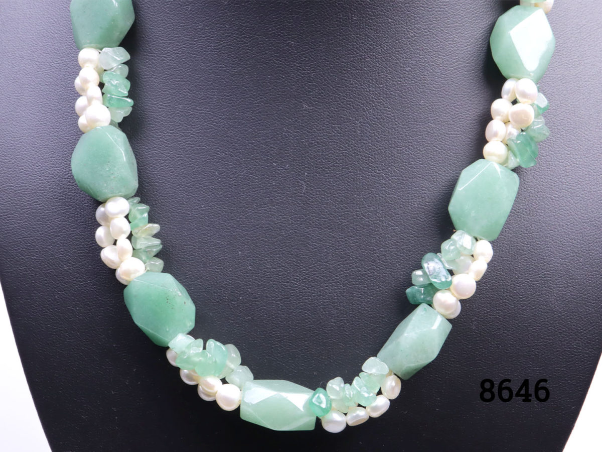 Vintage chunky pearl and aventurine necklace. Large pieces of aventurine separated by 3 short strands;2 of freshwater pearls and 1 of small aventurine pieces. Silver colour metal clasp and chain. Slightly extendable from 420mm to 500mm Close up photo of the bottom half of the necklace