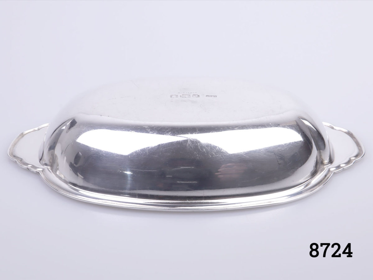 c1946 London assayed sterling silver trinket dish. Oval shaped dish with handles to the ends. Made by Louis Simpson Ltd Fully hallmarked to the base with Rd Number Photo of upside dish