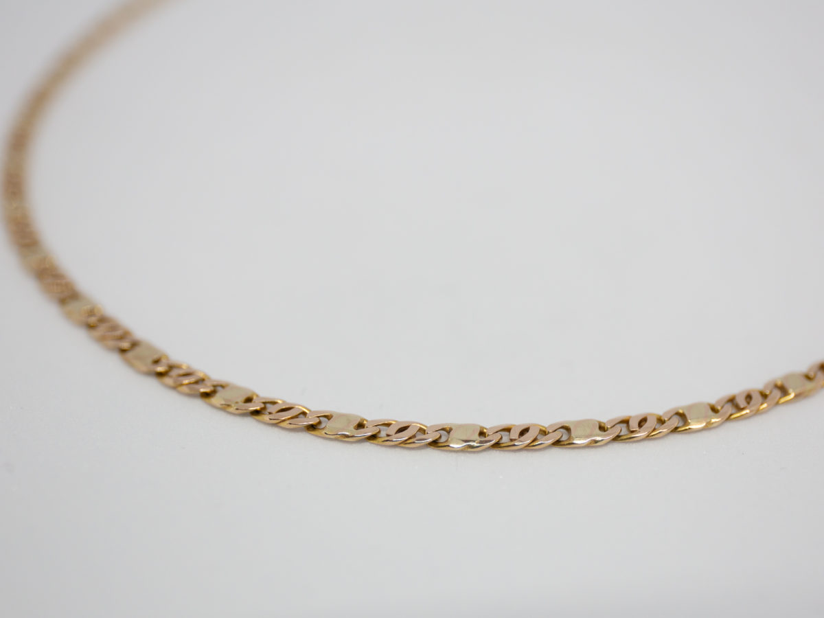 9 Karat yellow gold Italian Figaro chain. Nice flat link chain necklace with a solid clasp. Full 9 karat gold hallmark to the clasp for Continental import. Close up photo of the Figaro chain detail