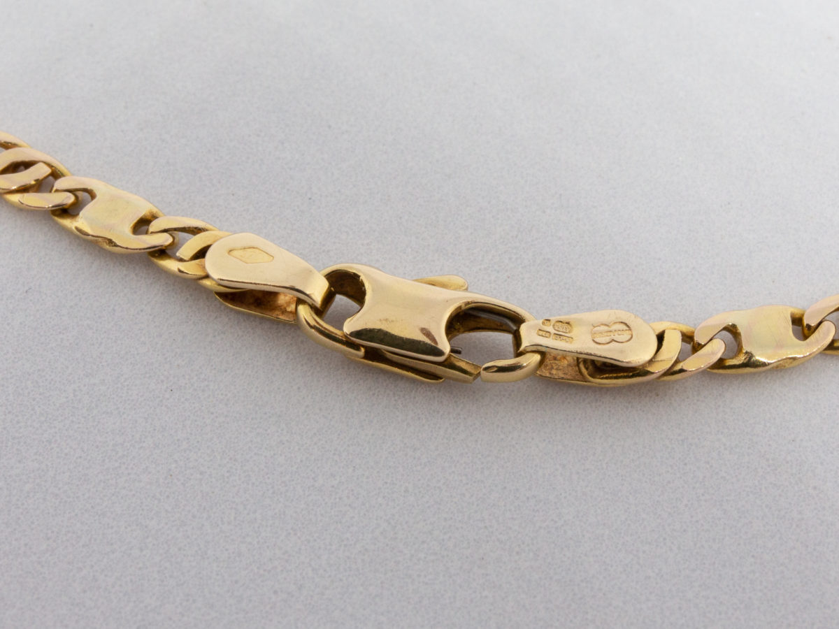 9 Karat yellow gold Italian Figaro chain. Nice flat link chain necklace with a solid clasp. Full 9 karat gold hallmark to the clasp for Continental import. Close up photo of the full hallmark on the clasp.