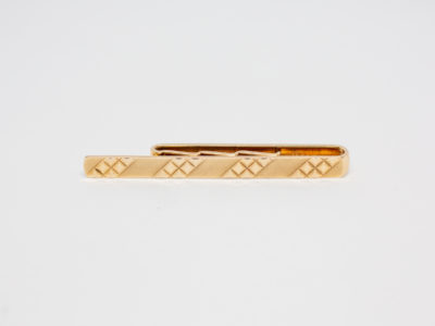 c1991 Solid 9 karat gold tie clip. Very simple yet stylish gents tie clip in solid 9 karat gold. Nice solid fastening. Main photo of front of tie clip