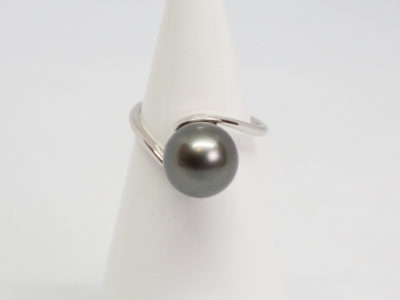 Modern Tahitian black pearl and white gold ring. Elegant and aesthetically pleasing ring in 18 karat white gold with large natural Tahitian black pearl. Comes with small ring box. Ring size N / 6.5 Ring weight 4gms. Main photo of ring displayed on a cone shaped stand and shown with pearl front face on.