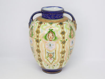 Hand-painted Noritake vase from the Art Deco era. Here we have a beautifully hand-painted bulbous vase with 2 fine handles and decorated in an Oriental Art Deco pattern. In superb condition. Date estimated to between 1918-1921. Measures approximately 58mm in diameter at base and at mouth and 125mm at widest across the base of each handle. Main photo with handles to either side