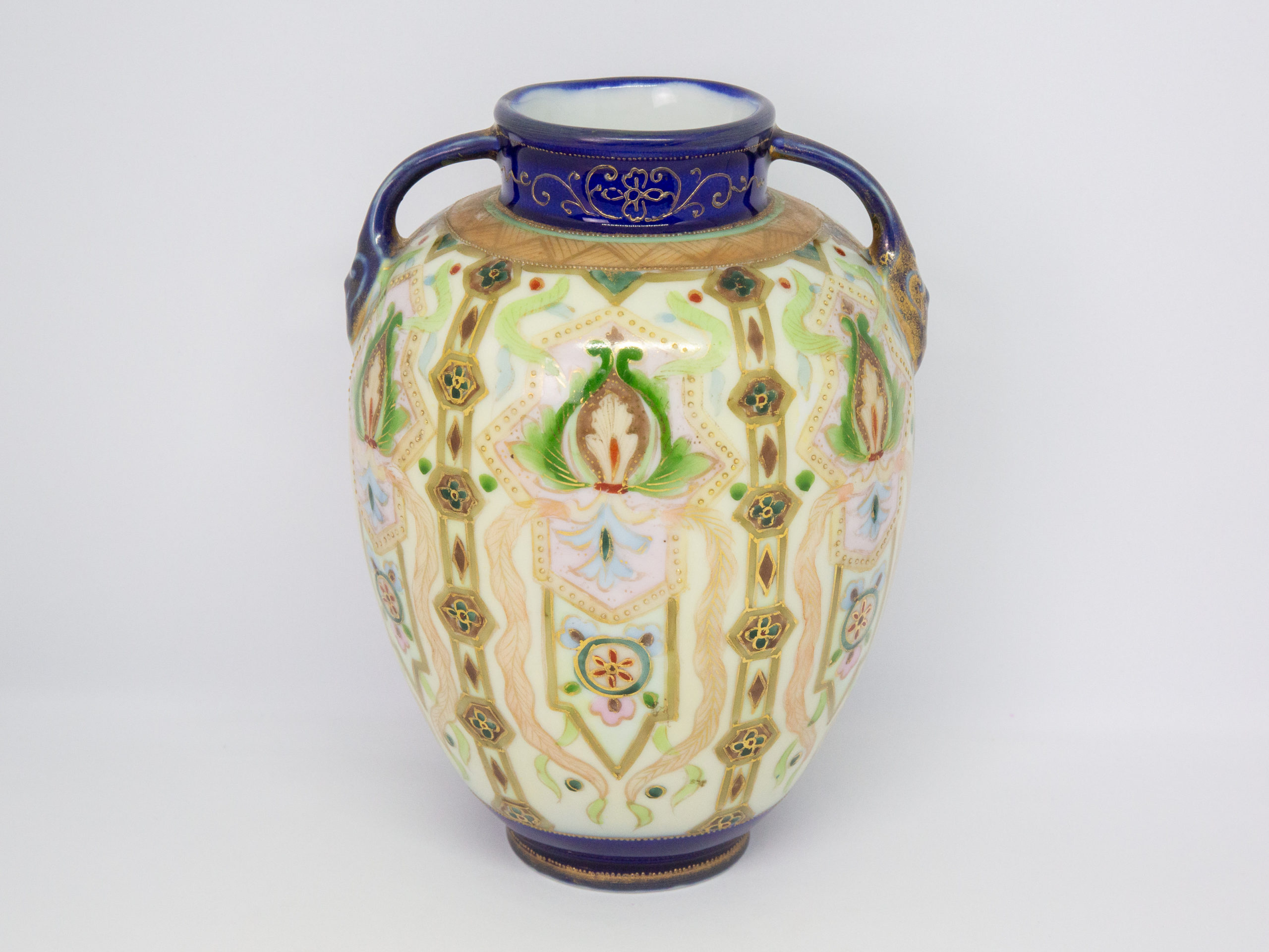 Hand-painted Noritake vase from the Art Deco era. Here we have a beautifully hand-painted bulbous vase with 2 fine handles and decorated in an Oriental Art Deco pattern. In superb condition. Date estimated to between 1918-1921. Measures approximately 58mm in diameter at base and at mouth and 125mm at widest across the base of each handle. Main photo with handles to either side