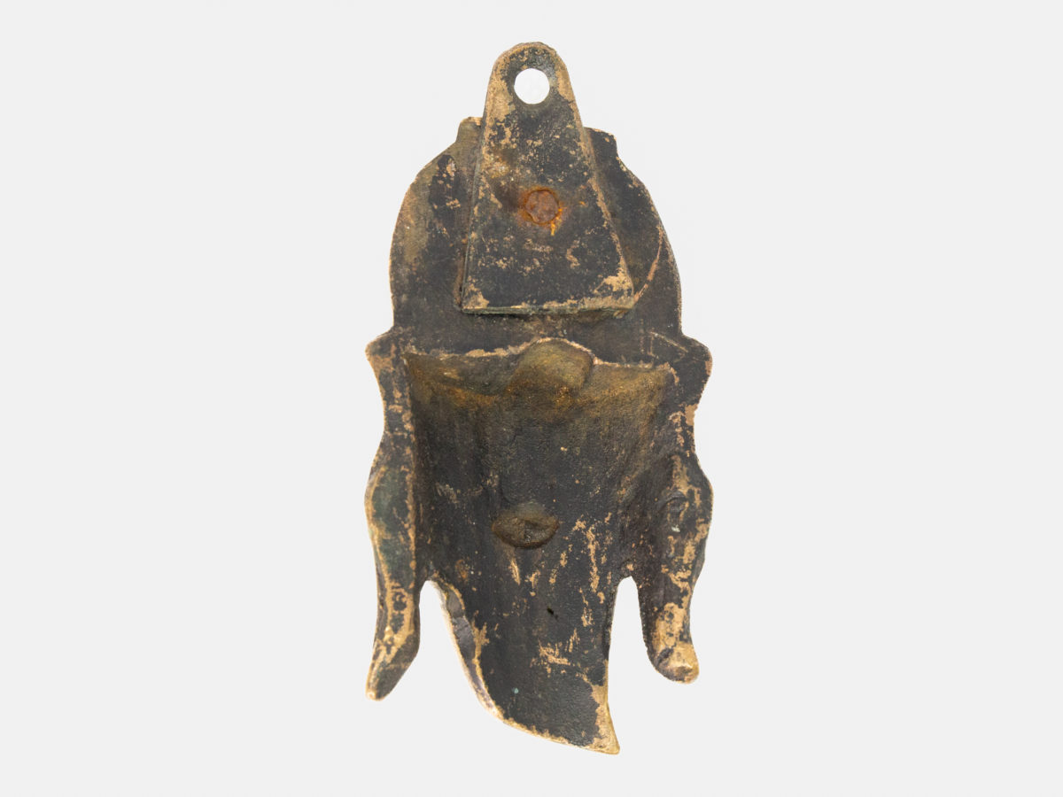 19th century Chinese bronze head. A very heavy and well made bronze head of a Chinese man (possibly deity Shou or Juroujin) in a brass finish. No markings. Attachment for hanging attached. Drop length 185mm. Photo of back of head showing the hook area for hanging.