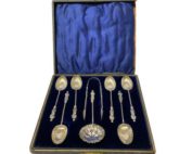 Antique apostle set in sterling silver. A complete set of 6 apostle teaspoons with tongs & sifter/strainer Each item has scalloped bowls with twist handles. Full hallmark to each piece for Birmingham assay c1901. The case lid has one side edge missing and is missing the hinges so not attached to the base. Spoons measure 102mm long, tongs measure 90mm long and the sifter measures 103mm long. Main photo of the whole set placed within the fitted case with the lid propped up behind it.