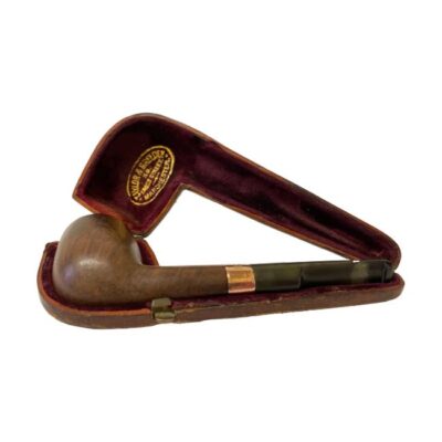 Antique smokers pipe in original leather case. Antique pipe by tobacconist and pipe dealers Taylor & Breeden located in Manchester. The pipe is in good used condition with only minor wear around bowl area and has a fully hallmarked 9 karat gold band for London assay c1912. The original case is also in good order with Taylor & Breeden stamp to the inside velvet. Pipe measures 125mm long, outer pipe bowl is 28mm in diameter and inner bowl is 16mm. Main photo of pipe displayed inside its fitted case with the gilt stamp for tobacconists Taylor and Breeden stamped on the mauve velvet interior.
