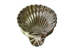 Victorian shell dish in sterling silver. Antique dish in the form of a scallop shell on 3 ball feet. Fully hallmarked for Sheffield assay and made by Fenton Brothers c1891. Main photo of dish looking straight down from above with the thumbpiece end to the bottom centre and wider end of shell at the top.